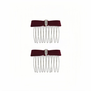 Paire de peignes à cheveux élégants en velours bordeaux avec perles et dents argentées