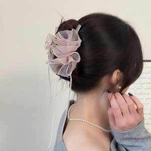 Detail von rosa Organza Rüschen Haarklammer für ein elegantes Hochsteckfrisur Styling