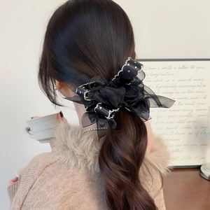 Chouchou élégant en maille à pois noirs avec ruban pour coiffure en queue de cheval