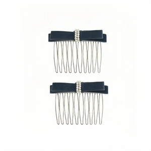 Détail de peignes à cheveux avec nœud en velours et perles sur dents métalliques