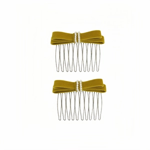 Détail de peignes à cheveux en velours avec perles élégantes et dents en métal
