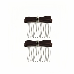 Détail de peignes à cheveux avec nœuds en velours perles blanches et dents en métal