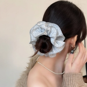 Chouchou géant à carreaux bleus pour chignon avec liseré gris élégant de style doux