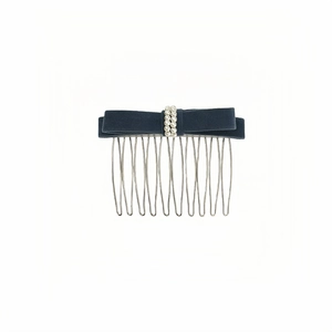 Détail du peigne à cheveux en velours bleu foncé avec décorations élégantes en perles