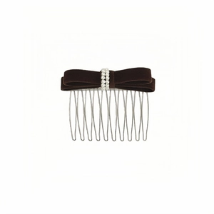 Détail du peigne à cheveux avec nœud en velours, perles blanches et alliage argent