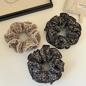 Lot de trois chouchous à fleurs en tissu beige, noir et marron pour cheveux fins
