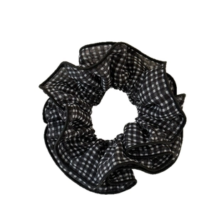 Chouchou classique à carreaux vichy noir et blanc avec un design plissé et doux