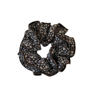 Chouchou fleuri marron foncé avec motif à fleurs bleu et blanc et bords froncés