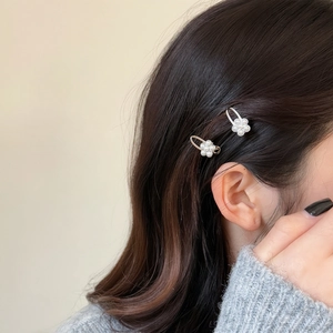 Elegant pair of pearl flower hair clips for women with a minimalist silver finish design