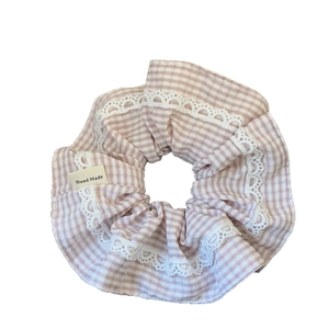Chouchou à carreaux roses avec dentelle blanche et étiquette Hand Made pour cheveux
