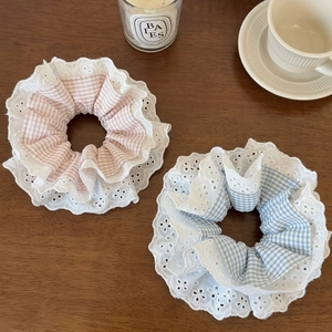 Lot de chouchous à carreaux roses et bleus avec bordure en dentelle sur bois