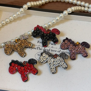Dettaglio di cinque fermagli per capelli a forma di cavallo con strass colorati lucidi