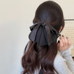 Barrette à cheveux élégante avec grand nœud en satin noir et texture en soie multicouche