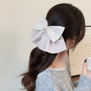 Barrette nœud papillon à carreaux bleu clair avec dentelle sur cheveux longs ondulés