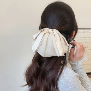 Barrette élégante en satin crème avec nœud volumineux pour queue de cheval chic