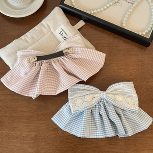 Détails des barrettes à nœuds à carreaux bleus et roses avec dentelle sur bois