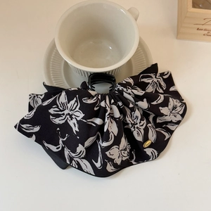 Pince à cheveux élégante avec nœud à motif floral de lys blanc et accent doré