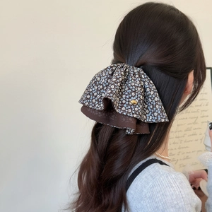 Pince à cheveux fleurie avec bordure en mousseline pour coiffure queue de cheval