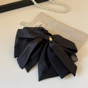 Barrette élégante en satin noir avec nœud en organza, pochette en lin et pendentif doré