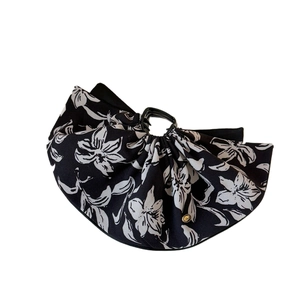 Pince à cheveux élégante en satin à motif floral avec nœud et breloque dorée