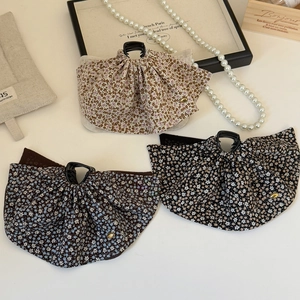 Détails de trois pinces à cheveux en tissu floral avec des nœuds élégants superposés