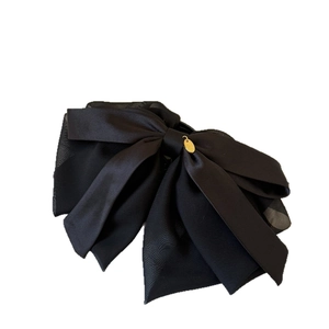 Barrette à cheveux élégante en satin noir et organza avec un fin pendentif doré