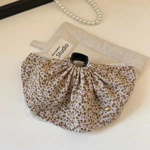 Pince à cheveux en tissu floral café et rose avec son petit sac de rangement en lin