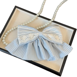 Barrette à cheveux à carreaux bleus avec broderie en dentelle blanche et bord plissé