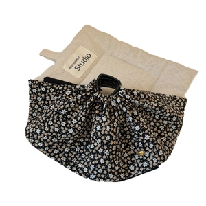 Pince à cheveux noeud en tissu floral avec base en plastique noir pour coiffure femme