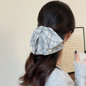 Barrette nœud papillon à carreaux gris avec perles pour coiffure semi-attachée