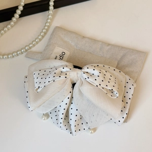 Détails de la pince à cheveux à nœud pois avec des accents de perles suspendues