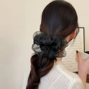 Chouchou élégant en maille double couche noire pour une coiffure douce et chic