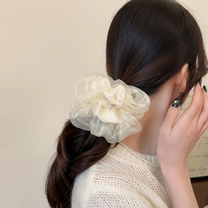 Chouchou élégant en organza crème avec paillettes argentées pour coiffures féminines