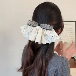 Barrette à cheveux française en dentelle et carreaux gris sur modèle de coiffure