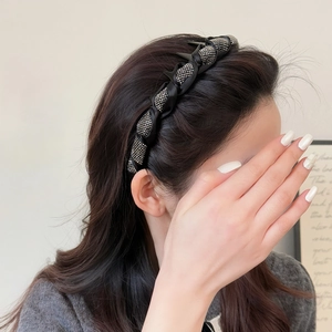 Luxury Korean Style Black Satin Twisted Headband With Sparkling Rhinestones Toothed Non-slip Hair Band For Women Fashion Accessories