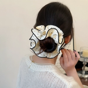 Eleganter weißer gepunkteter Scrunchie mit schwarzem Wellenrand für einen tiefen Dutt
