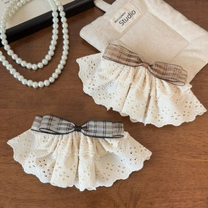Barrette à cheveux française en dentelle et nœud à carreaux sur fond de bois élégant