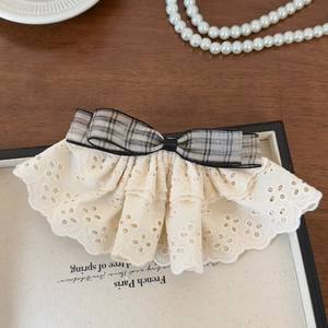 Détail de la barrette à cheveux en dentelle française avec broderie florale sophistiquée
