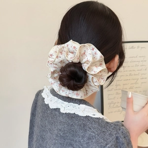 Elastico per capelli a doppio strato con stampa floreale color crema su coda di cavallo