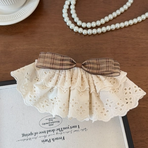 Vue détaillée de la dentelle française avec nœud à carreaux marron et broderie florale