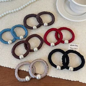Élégant lot de 12 chouchous satinés plissés avec grandes perles argentées en six couleurs