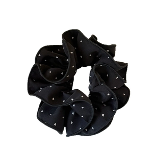 Eleganter schwarzer Scrunchie mit weißem Herzmuster und hochwertiger Overlock-Kante