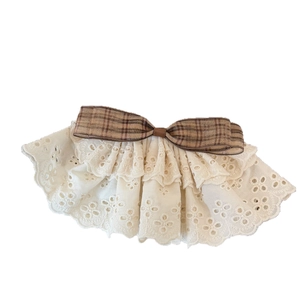 Col en dentelle florale blanche élégant avec un nœud papillon à carreaux marron