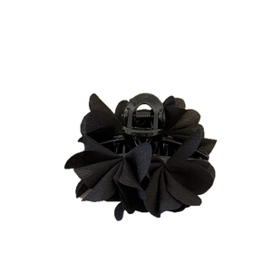 Elegante molletta per capelli con fiori in tessuto nero e design floreale a più strati