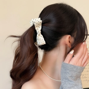 Elegante fermaglio a fiocco bianco crema a pois neri su coda di cavallo bassa