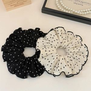 Schickes Set aus plissierten Polka-Dot-Haargummis in Schwarz und Weiß mit Wellenrand
