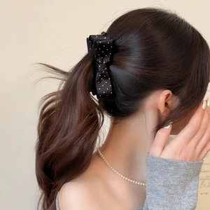 Elegante fermaglio per capelli a banana con fiocco a pois bianchi e neri da donna