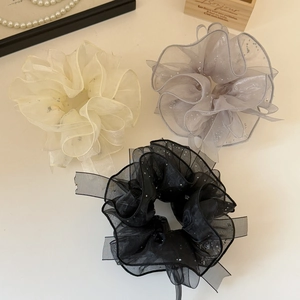 Trois chouchous en organza crème, lavande et noir avec des strass brillants