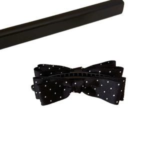 Elegante fermaglio per capelli a banana con fiocco a pois neri e bianchi in raso