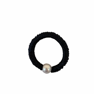 Chouchou minimaliste en satin noir avec accessoire perle argentée pour femmes